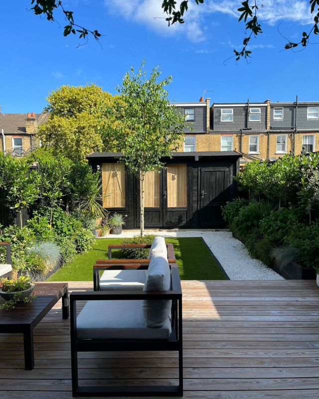 The sleeper / shed paint is black. Product: @barrettineproducts wood preserver stain.

For the lawn we used @mylovelylawn. Product: Harpenden 30.

The decking is made from a lovely cedar. Product is unknown but @silvatimber so some great cedar. 

Various baby planting which is now all mature. 

One of our very 1st installs. A few years later… ✅💚🌈🥹
#london #landscaper #artificialgrass #landscapedesign